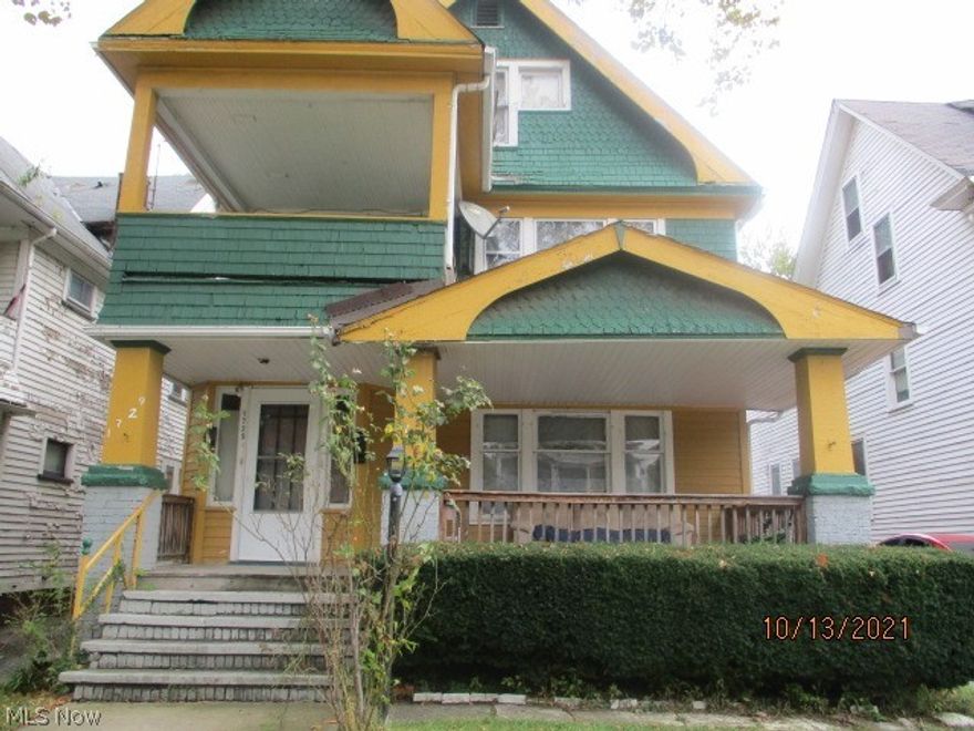 Three Family - 1st floor 2 bedroom 1 bath - 2nd Floor 2 bedroom 1 bath- 3rd floor 1 bedroom 1 bath.
Need TLC