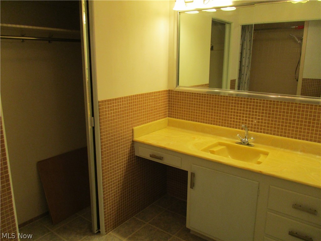 Carlton House Condo - Residential