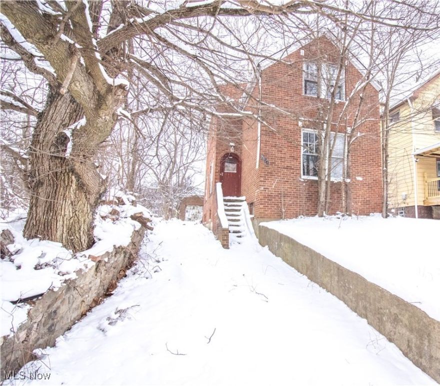 Welcome to your next project at 9521 Union Ave conveniently nestled in the east side of Cleveland OH! Have your crew bring this 3 Bedroom 1.5 Baths home back to it's glory!