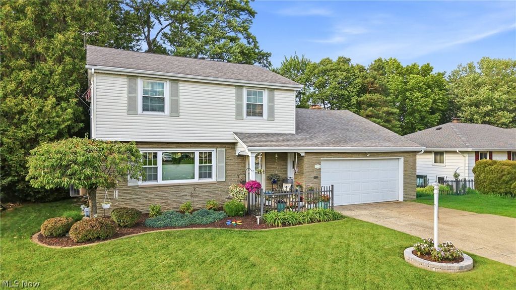 Photo of 934 Larkridge Avenue, Youngstown, OH 44512 (MLS # 5215889)