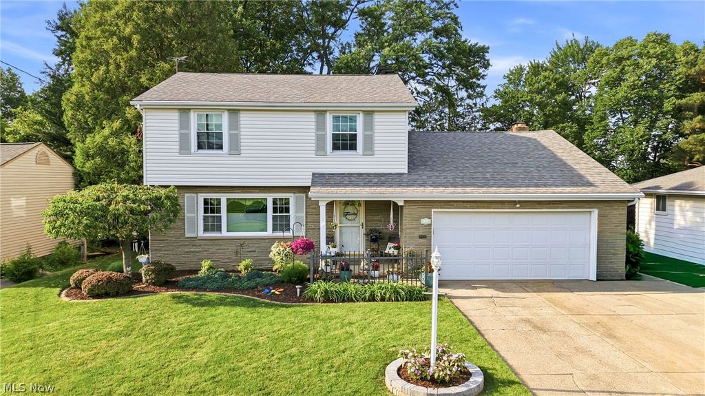 Photo of 934 Larkridge Avenue, Youngstown, OH 44512 (MLS # 5215889)