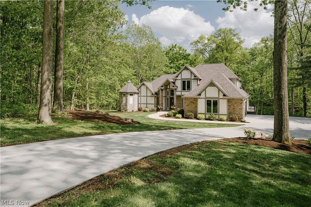 Photo of 11251 Lake Forest Drive, Chesterland, OH 44026 (MLS # 5211367)