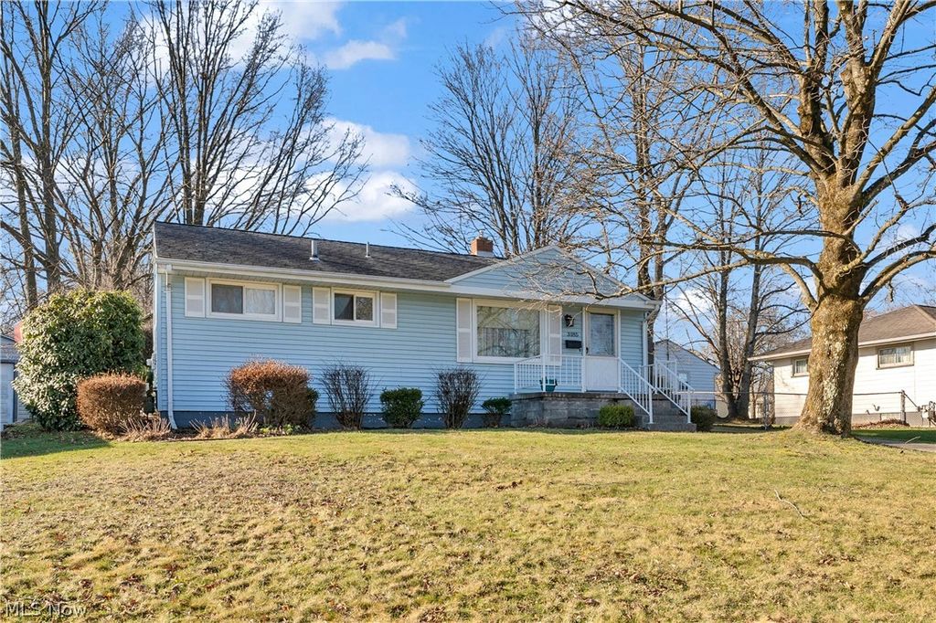 Photo of 3185 Sunnybrooke Drive, Youngstown, OH 44511 (MLS # 5191845)