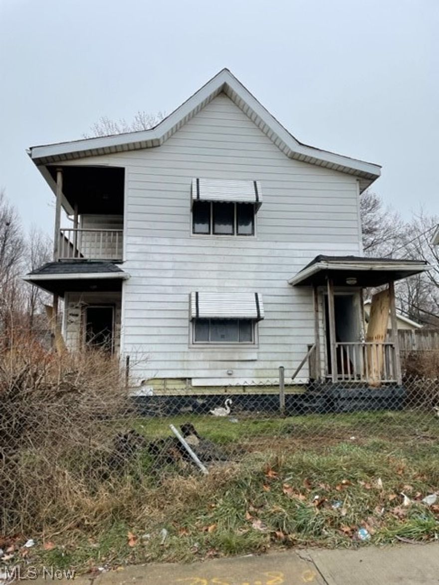 Calling all investors!  In between new homes in 93rd/Harvard area!  Bring this property back to life with your renovations!   
Effective year built 1952!  Bring offers!