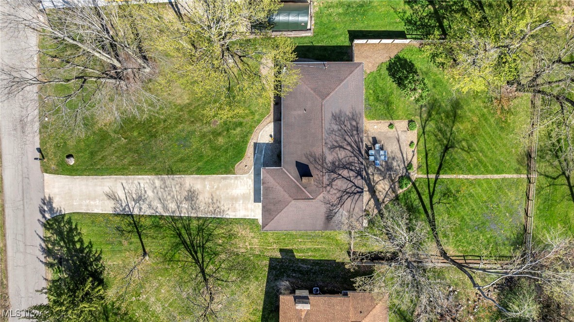 7438 Briar Hill Drive, Willoughby, Ohio image 12