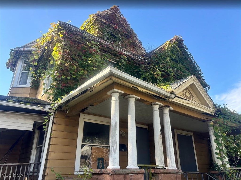 Incredible opportunity for an investor or owner occupants! This spacious duplex in Collinwood Area is a blank canvas waiting for your one of a kind vision. Boasting 6 bedrooms, 2 full baths, and over 3000 sq ft, the potential is endless. The property is sold-as is & will require a complete rehab (cosmetic and mechanical), but once brought back to life, this beauty is sure to wow! Additional pictures and videos available upon request. Don't let this chance slip away - submit your offers today and turn this diamond in the rough into a profitable gem!
All information deemed reliable, but not guaranteed Buyer to do their own due diligence .