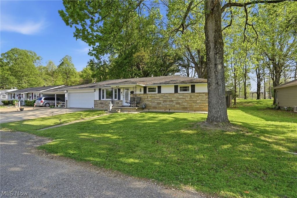 Photo of 34 Poplar Drive, Zanesville, OH 43701 (MLS # 5203775)