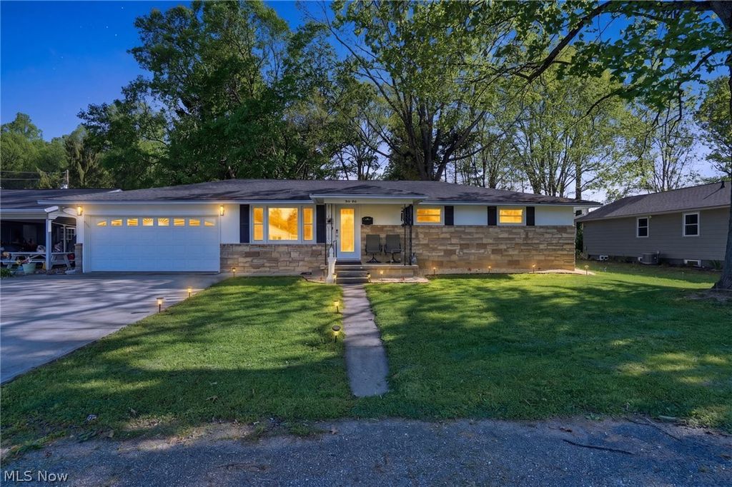 Photo of 34 Poplar Drive, Zanesville, OH 43701 (MLS # 5203775)