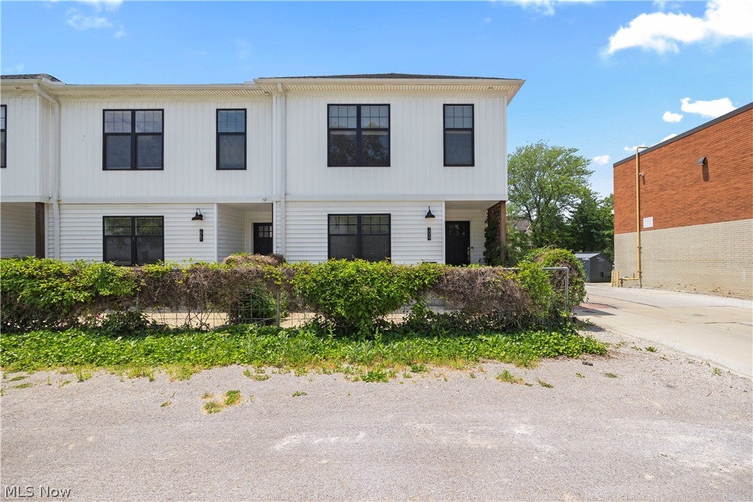 2059 W 34th Place