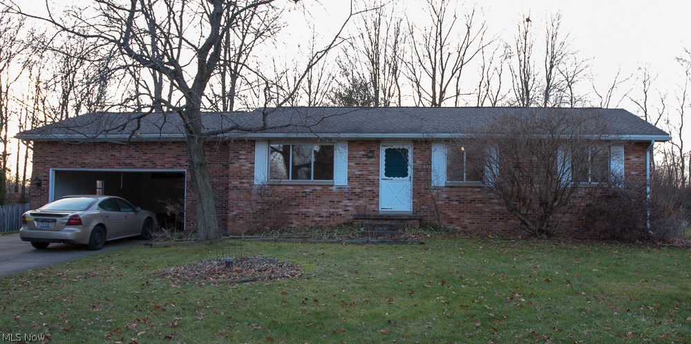 Enjoy your own little piece of serenity in this lovely 3 bedroom home tucked away right behind Wingfoot Lake Park. This 3 bedroom home has been freshly painted throughout and brand new flooring throughout the entire home as well. (Modern/neutral colors). Enjoy the spacious rec room with fireplace, perfect for entertaining. The master bedroom has a half bath. Other amenties include enclosed patio, attached garage, formal dining room and more. This home is priced for a quick sale. Call for your showing today!!