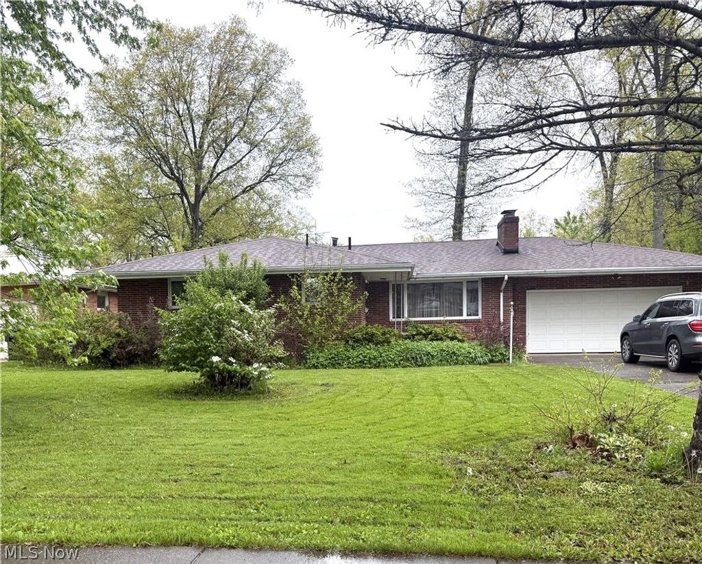 Photo of 1952 Dodge Drive NW, Warren, OH 44485 (MLS # 5206607)