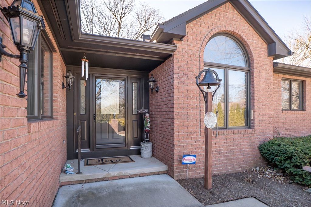 Photo of 101 N Circle Drive, Canton, OH 44709 (MLS # 5189717)