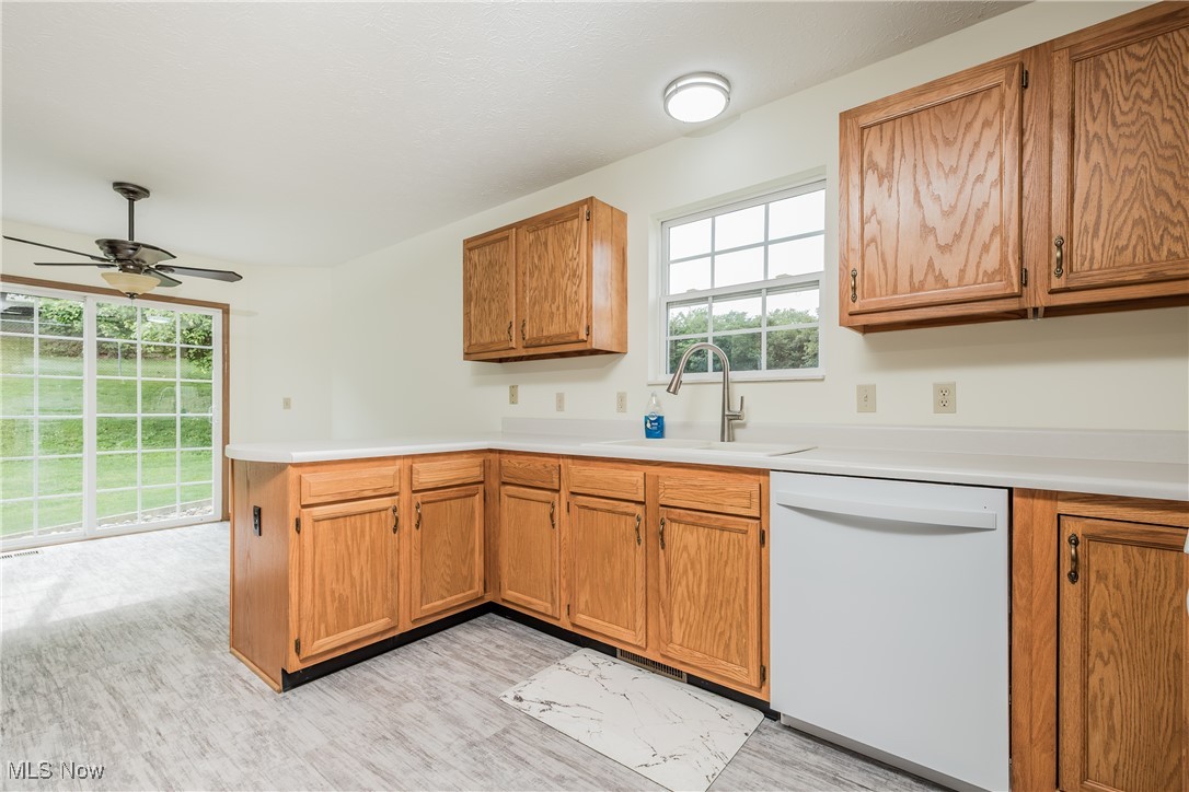 10237 Middlebranch Avenue, Hartville, Ohio image 6
