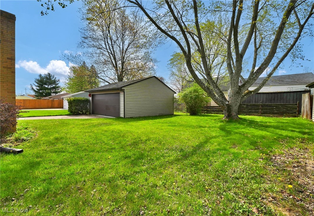 18203 Broxton Drive, Strongsville, Ohio image 15