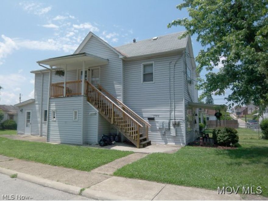 Unit 1 is down. Unit 2 is up. Very nice 2 bedroom apartments (redone). Great investment property.  Elem: Jefferson Elementary School  Elem/Bus: N  JrHigh: Van Devender Jr. High School  JrHigh/Bus: N  High: Parkersburg High  High/Bus: N  Fire: CIT  Police: CTY  PossFreeGas: N  ;PRKG= Off Street, ;SQFT=Unit 1 SQFT= 1029 , Unit 2 SQFT= 745 ,