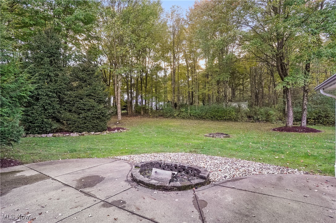 1567 Greensleaves Circle, Hubbard, Ohio image 37