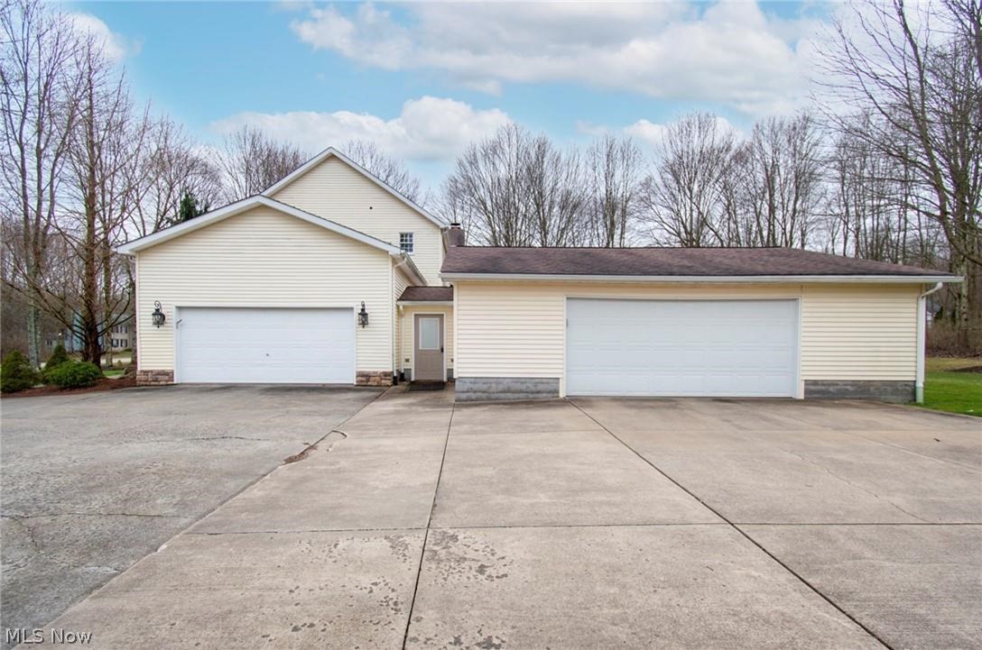 1567 Greensleaves Circle, Hubbard, Ohio image 34