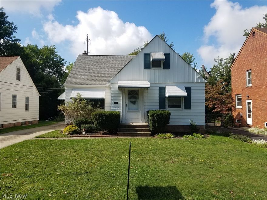 Nicely appointed bungalow with a finished basement and full bath upstairs. Private backyard with a nice deck in the heart of Lyndhurst. Also enjoy a fully finished basement with new carpet.