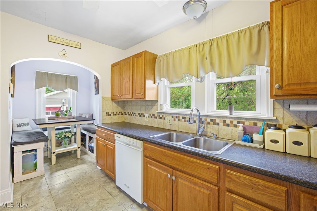 154 Crescent Drive, Akron, Ohio image 10