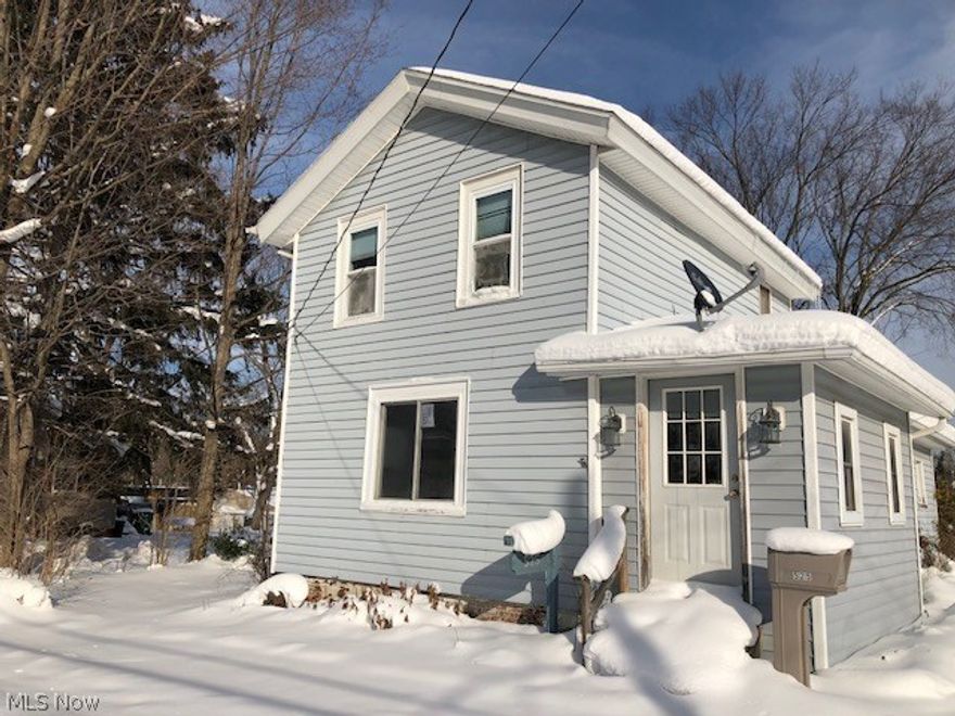 525 Sherman Street in Geneva offers two bedrooms and one full bathroom.  There is a living room, family room and dining area.  The two car detached garage has an additional side two car garage.  The home sits on an irregular lot that is 355 feet deep.  
See attachment for PAS requirements with WFHM offer submittal information in MLS document section.  SELLER ADDENDUM/COUNTER OFFER FORMS WILL FOLLOW AFTER AGREEMENT OF TERMS.