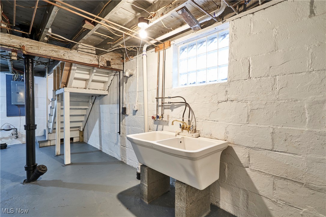 Akron, Ohio 44306, United States, 4 Bedrooms Bedrooms, ,2 BathroomsBathrooms,Residential,Contingent,107551