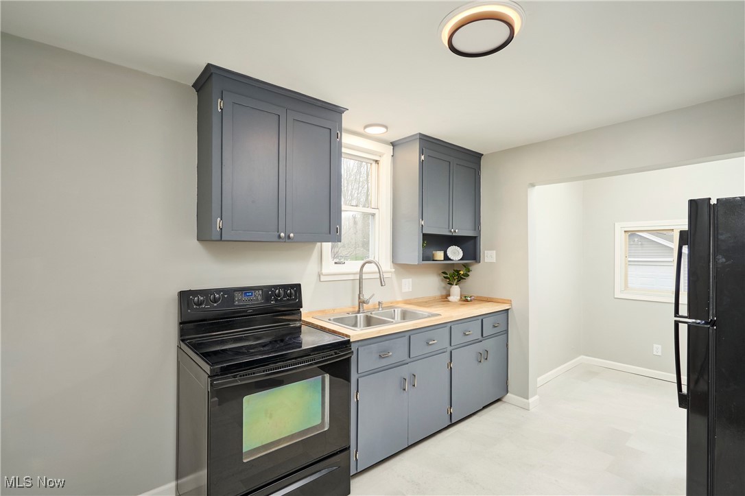 Akron, Ohio 44306, United States, 4 Bedrooms Bedrooms, ,2 BathroomsBathrooms,Residential,Contingent,107551