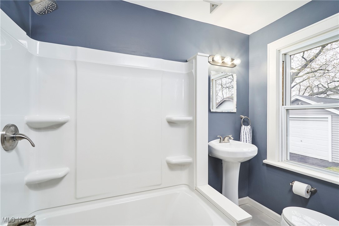 Akron, Ohio 44306, United States, 4 Bedrooms Bedrooms, ,2 BathroomsBathrooms,Residential,Contingent,107551