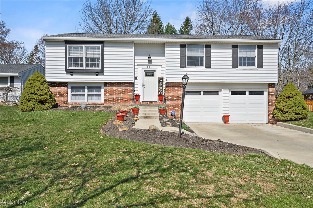 561 Falling Oaks Drive, Medina, Ohio image 1