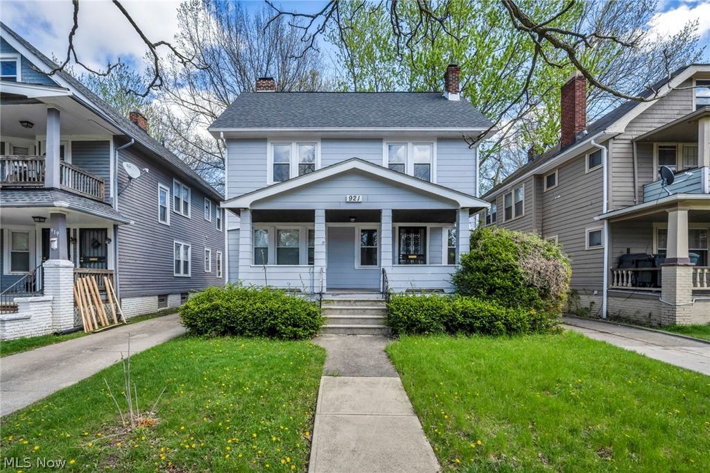 Photo of 921 Helmsdale Road, Cleveland Heights, OH 44112 (MLS # 5203051)