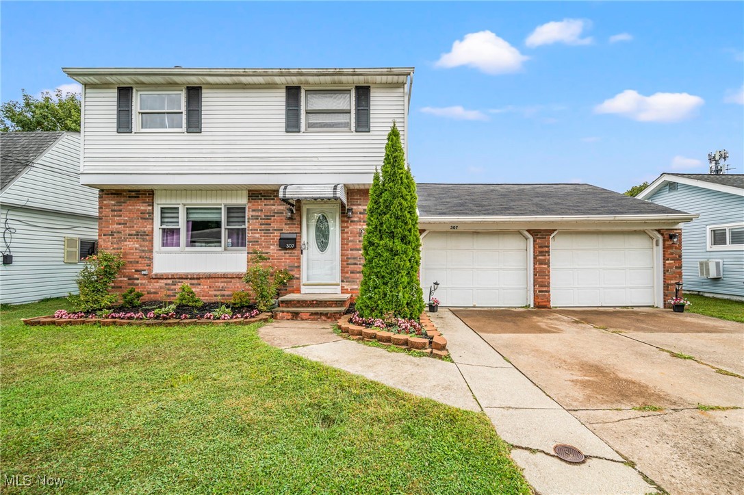 WELCOME TO THIS MOVE IN READY HOME - 3 BEDROOM 2 BATH W/ 2 CAR GARAGE. FINISHED BASEMENT. ALL KITCHEN APPLIANCES STAY WITH HOME. WOOD FLOORS , CROWN MOLDING, TWO FIREPLACES. MUST SEE HOME, IF YOU ARE LOOKING FOR PRIVACY - THIS HOME OFFERS A PRIVATE FENCED IN BACKYARD W/ ABOVE GROUND POOL AND DECK. NOTHING TO DO BUT MOVE IN. SCHEDULE A PRIVATE SHOWING TODAY.