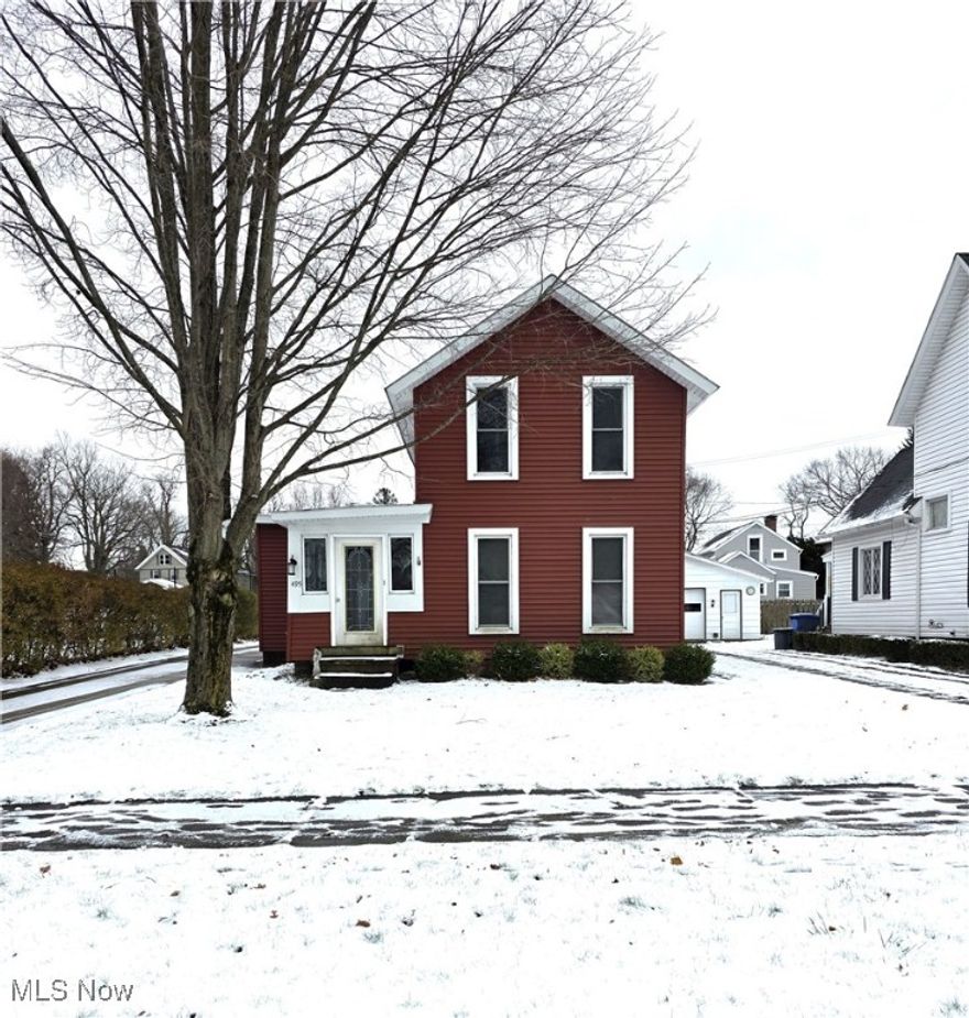 Welcome to an open canvas in Conneaut, OH! This 3-bedroom, 2 full bath home offers first-floor living, an eat-in kitchen, living room, a true handyman’s special just waiting for the right finishing touches.
Located minutes from Lake Erie, with a park right next door, and close to all the everyday amenities, from shopping to restaurants, this home blends opportunity with a location that’s hard to beat.
Solid bones, classic setting, and plenty of upside. Bring your vision and make it your own.