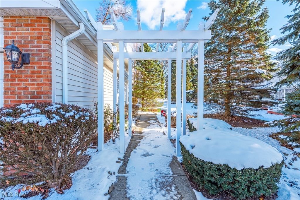 Photo of 6723 N Ivy Lane, Middleburg Heights, OH 44130 (MLS # 5175694)