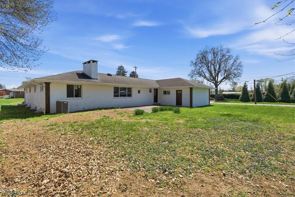 Photo of 801 Westview Drive Dr, Belpre, OH 45714 (MLS # 5200510)