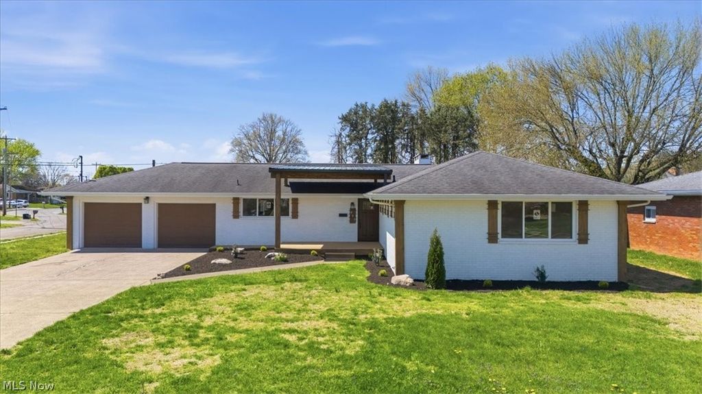 Photo of 801 Westview Drive Dr, Belpre, OH 45714 (MLS # 5200510)