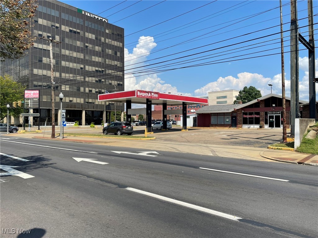 This Downtown Parkersburg location has Great potential for a new business opportunity—the former Exxon station. Pumps/Tanks were removed and the property is environmentally clean. Real estate only for sale. The Business or the equipment is not for sale.
(AADT 19,300 High Traffic Count)