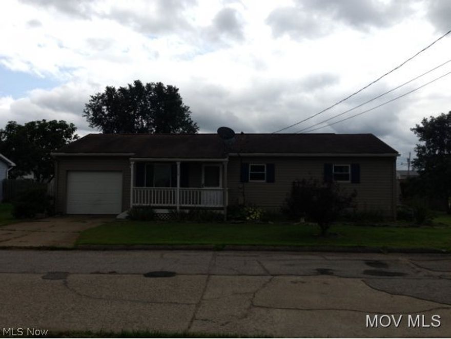 Corner lot, nice area, fenced yard, 1-stall garage, new carpet, screened porch and available for immediate possession.  Elem: Mineral Wells Elementary Schoo  Elem/Bus: Y  JrHigh: Edison Jr. High School  JrHigh/Bus: Y  High: Parkersburg South High  High/Bus: Y  Fire: VOL  Police: SHF  PossFreeGas: N  ;SQFT=Fin L1:1040, Fin Above:1040, Fin Total:1040, Unfin Above:0, Unfin Total:Y;GAR= Opener(s);PRKG= Off Street, Parking Pad