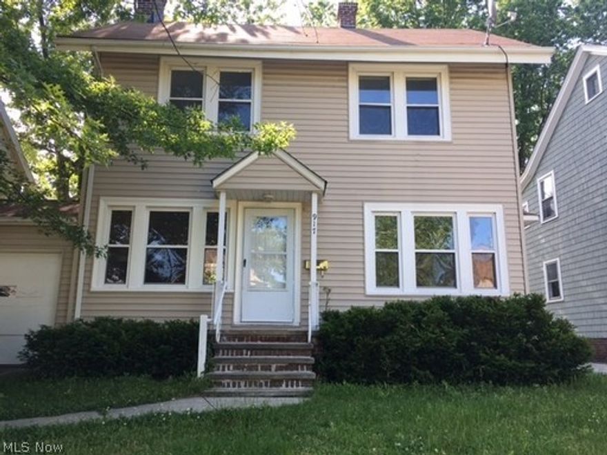 Beautiful single family home with 3 bedrooms 1 full bathroom.  Carpet throughout the home.  Nice backyard