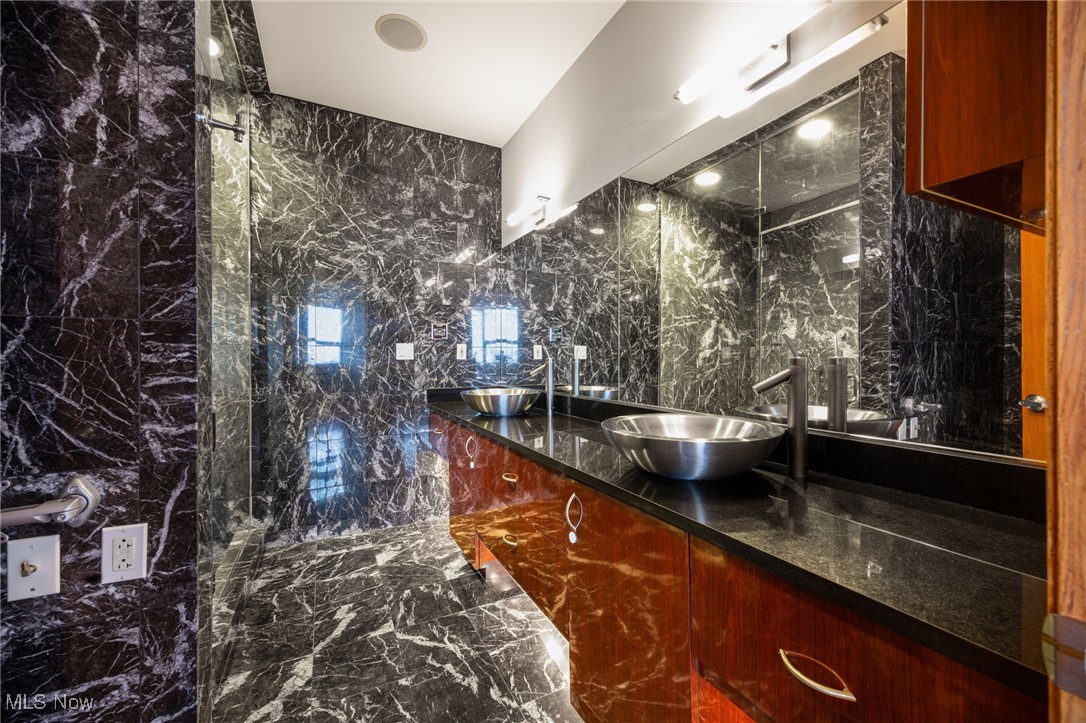 Pinnacle Condo - Residential