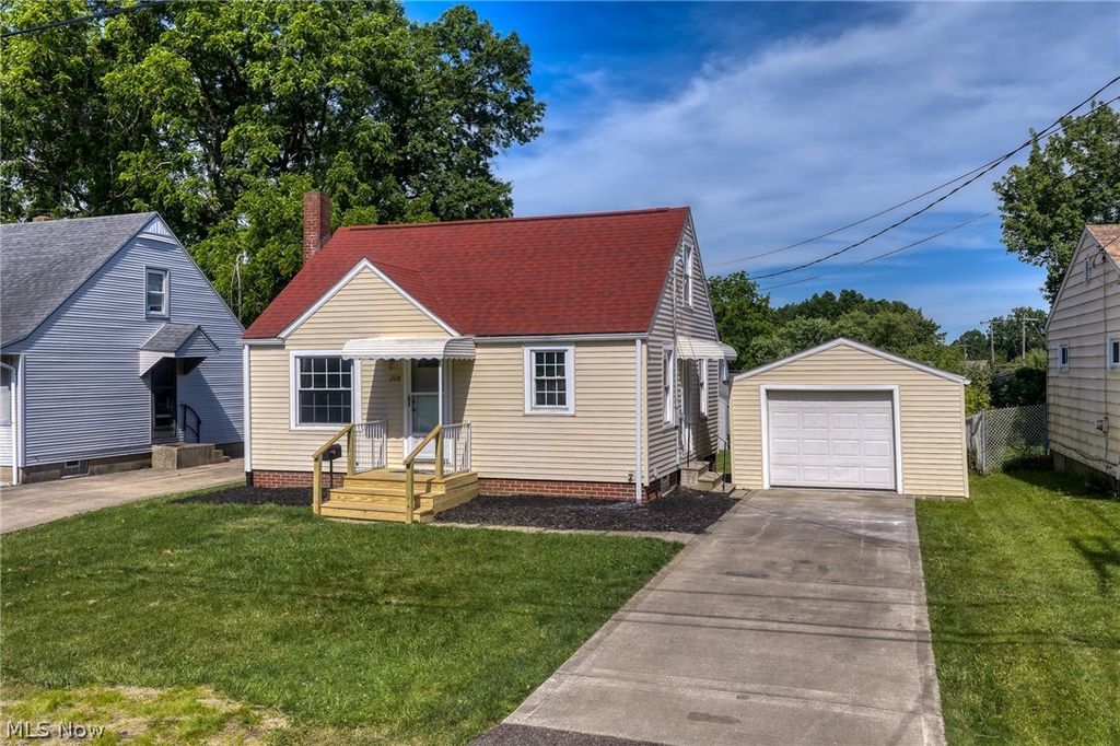 Photo of 208 Kolpwood Avenue NW, Massillon, OH 44646 (MLS # 5216488)