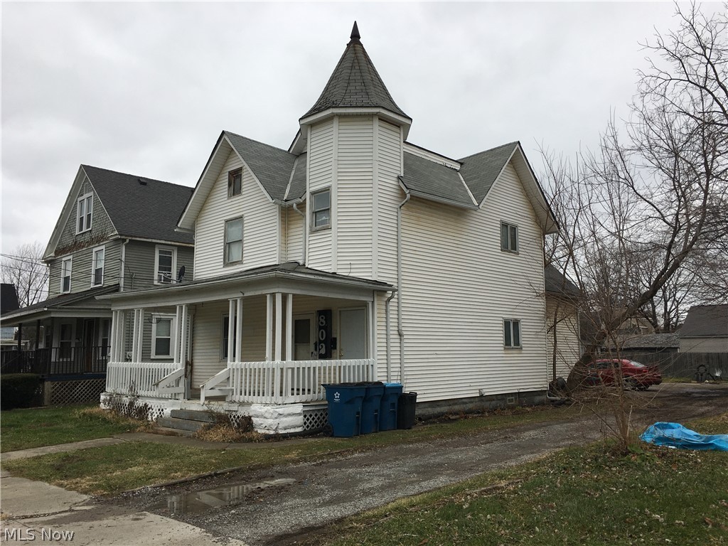 Main image without alt text