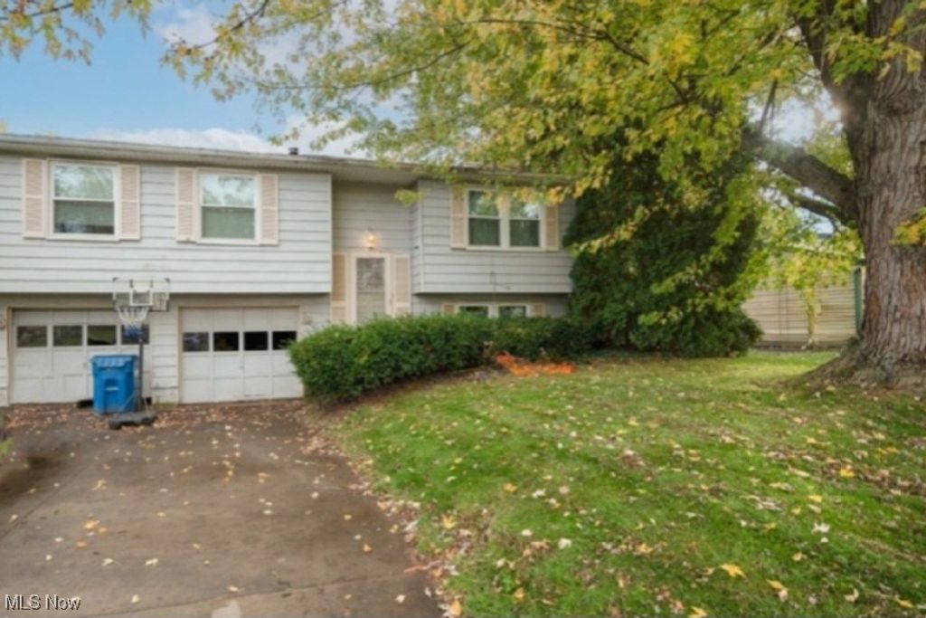 Photo of 8052 Castle Rock Drive NE, Warren, OH 44484 (MLS # 5167291)