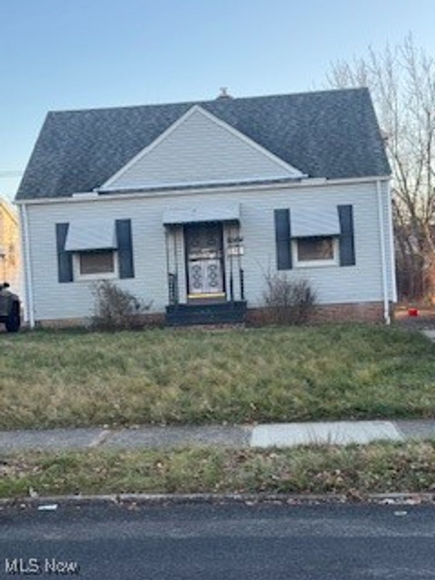 Welcome home! 3 bedrooms, with two on the 1st floor, new carpeting & flooring, freshly painted, new garage roof. Move In Ready! Accepting CMHA vouchers and Eden Vouchers.