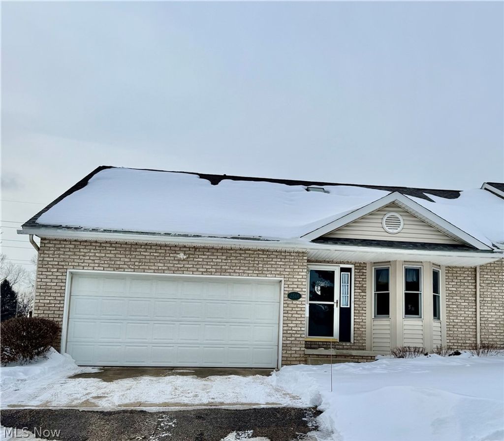 Photo of 2518 Woodlawn Circle NW #42A, Canton, OH 44708 (MLS # 5185512)