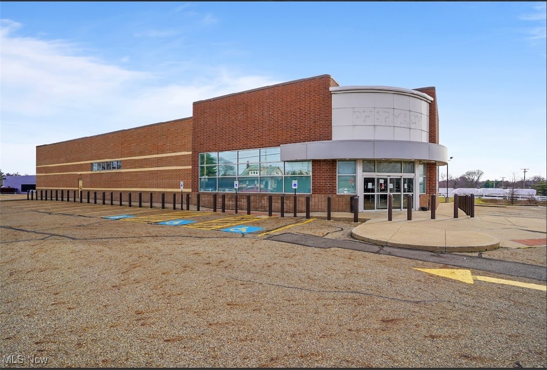 LOCATION! LOCATION! LOOK NO FURTHER THAN THIS PERFECT LOCATION! Situated on a busy corner, this HIGH TRAFFIC BEAUTY has access from both main roads. This building comes complete with womens and mens restrooms, freezers and cold storage, extra storage on mezzanine level with elevator, Security System, Security Doors, Delivery Door, multiple drive thru lanes, compliant lanes and lots of parking spaces. This great opportunity is waiting for you! Call Today!