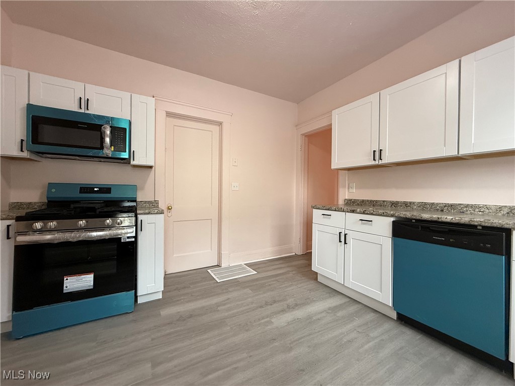 J G M Hoyts - Residential Lease