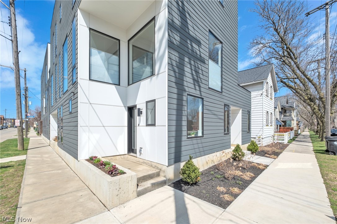 View Cleveland, OH 44113 townhome