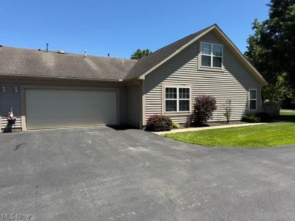Photo of 1402 Willow Brook Drive NE, Warren, OH 44483 (MLS # 5214782)