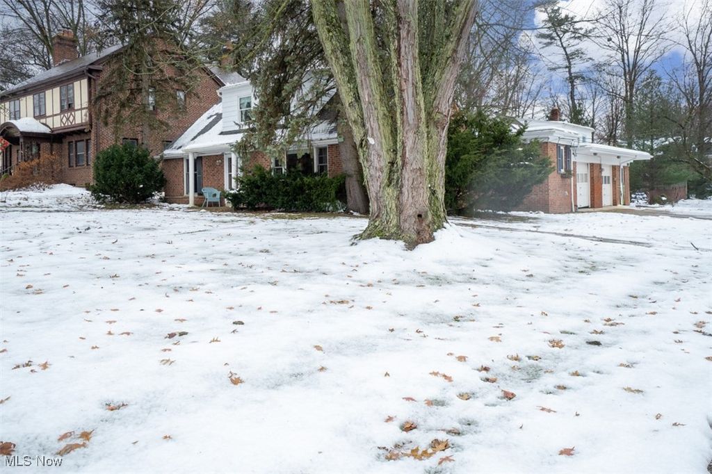 Photo of 2558 Lee Rd, Cleveland Heights, OH 44118 (MLS # 5176848)