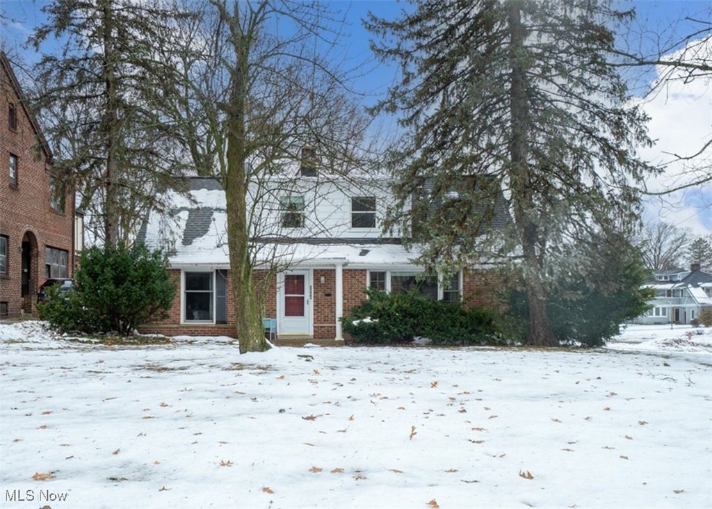 Photo of 2558 Lee Rd, Cleveland Heights, OH 44118 (MLS # 5176848)