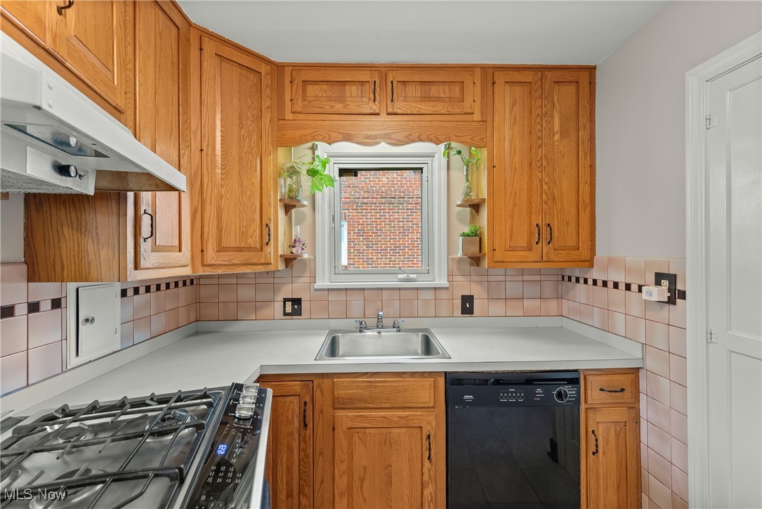 Cleveland, Ohio 44111, United States, 3 Bedrooms Bedrooms, ,1 BathroomBathrooms,Residential,Pending,154665